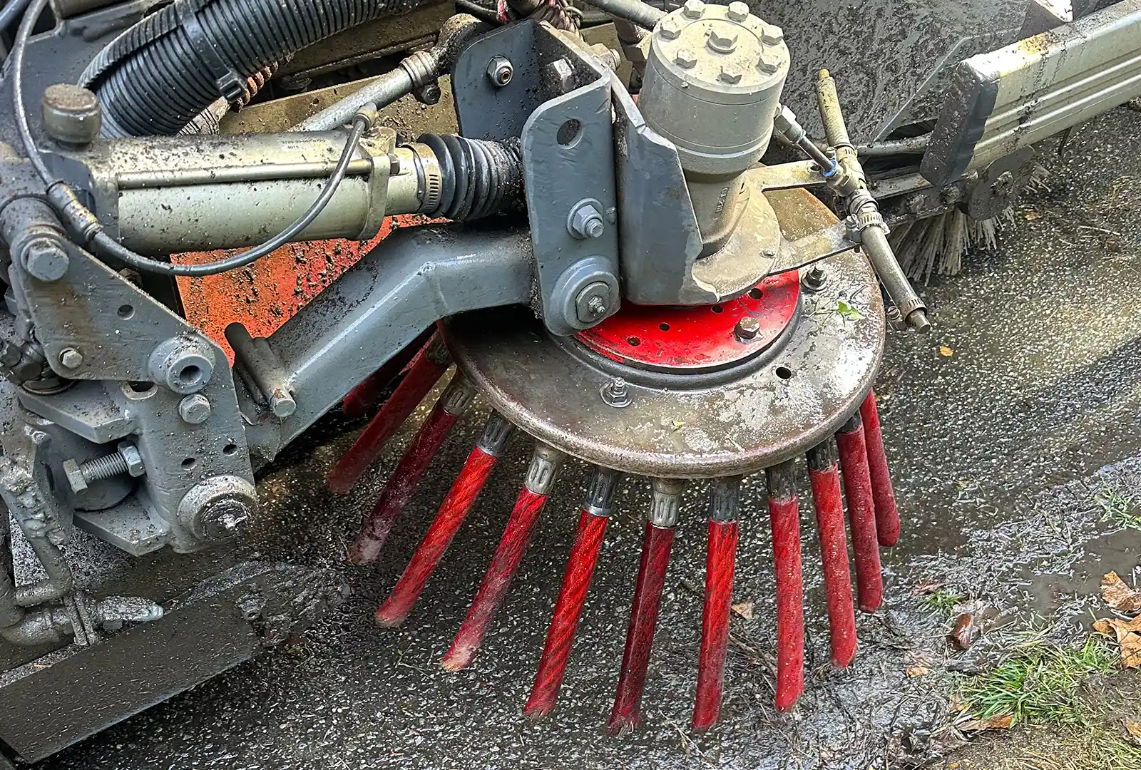 Nettoyage de bordures à la balayette latérale (5)